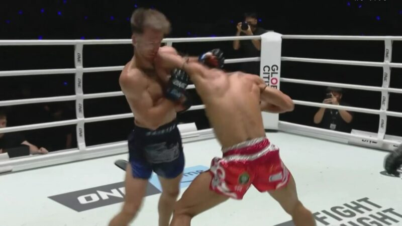 Tailandês aplica nocaute brutal com cotovelada no ONE Fight Night 45