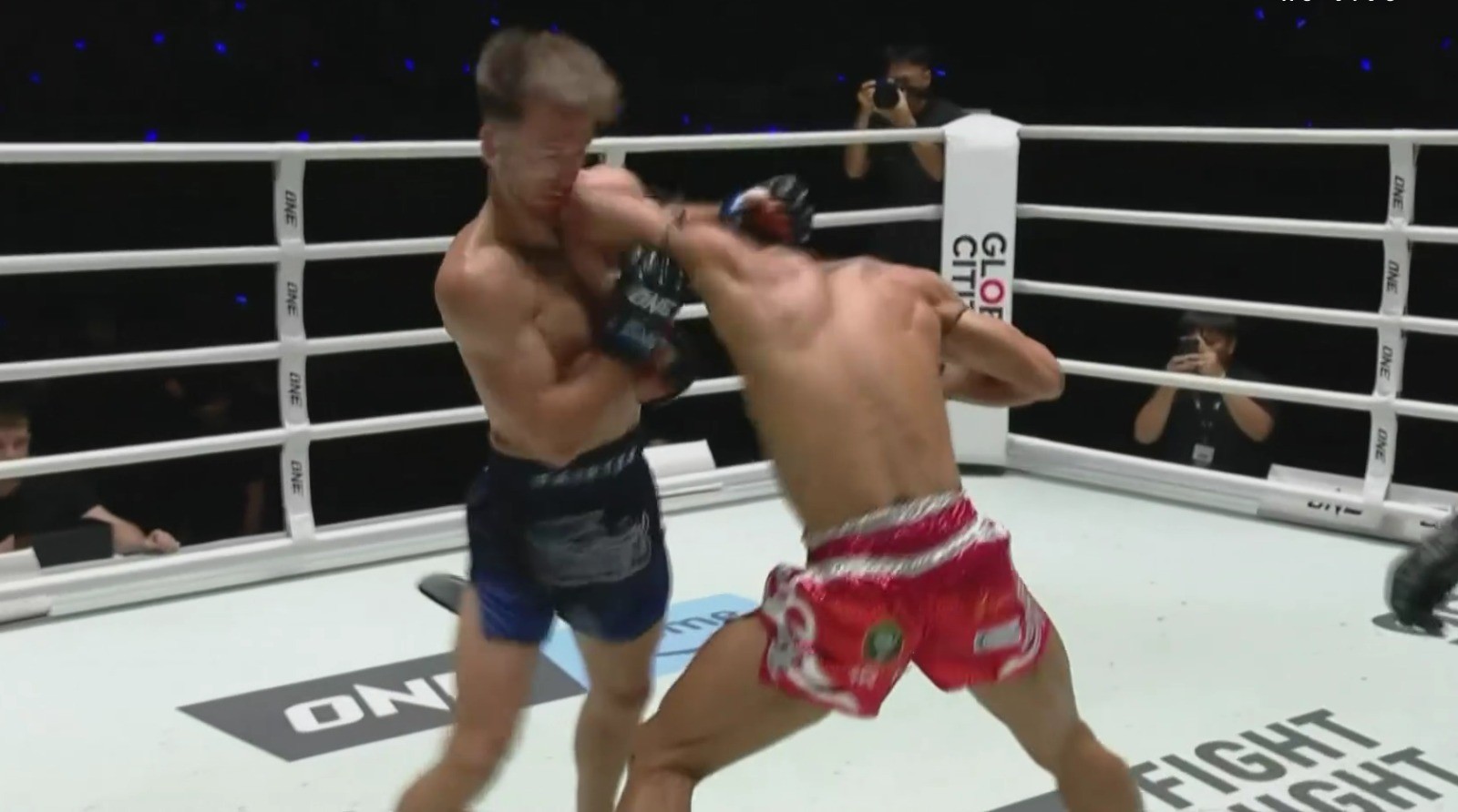 Tailandês aplica nocaute brutal com cotovelada no ONE Fight Night 45