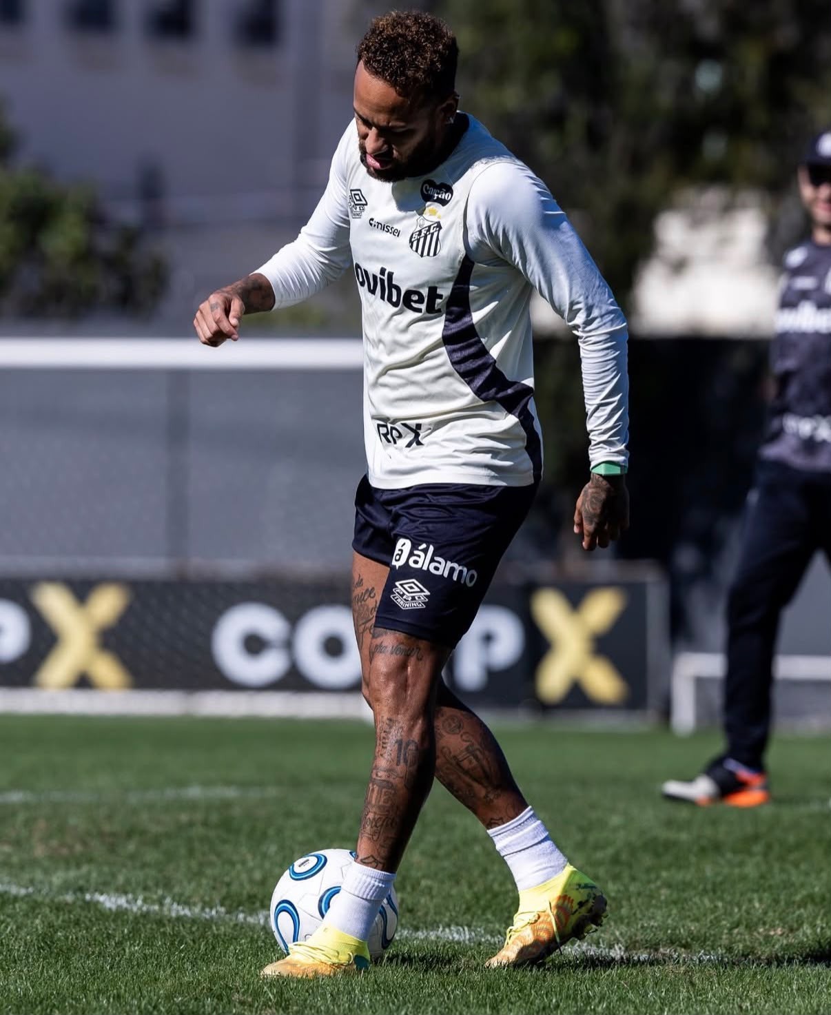 Preservado de jogo, Neymar faz belo gol em treino no CT do Santos; veja