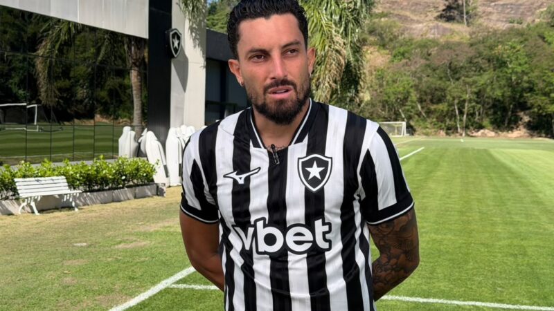 Alex Telles revela papo com Danilo na volta ao Botafogo: “Está disponível para jogar”