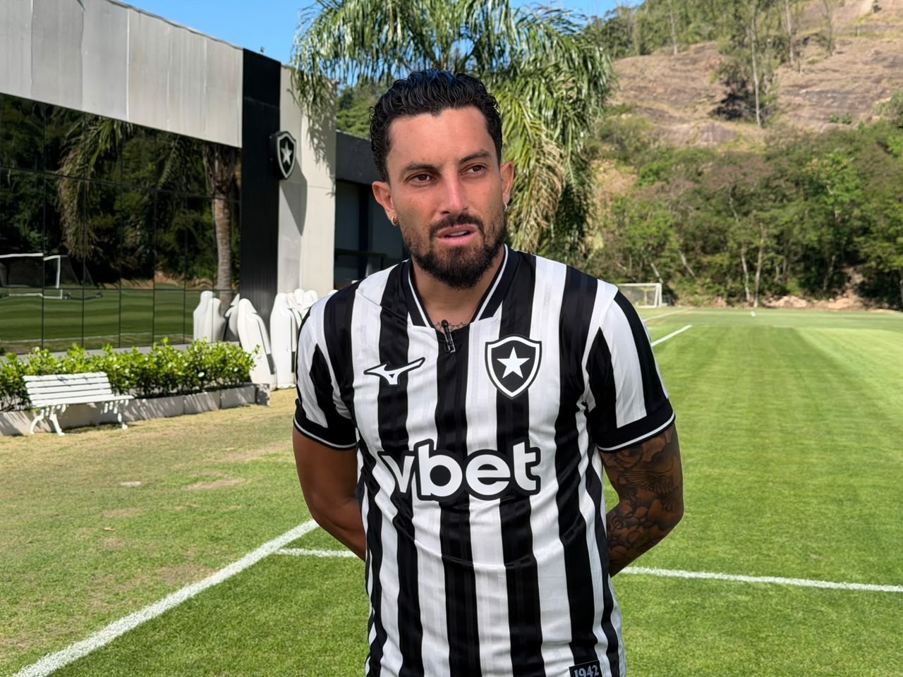 Alex Telles revela papo com Danilo na volta ao Botafogo: “Está disponível para jogar”