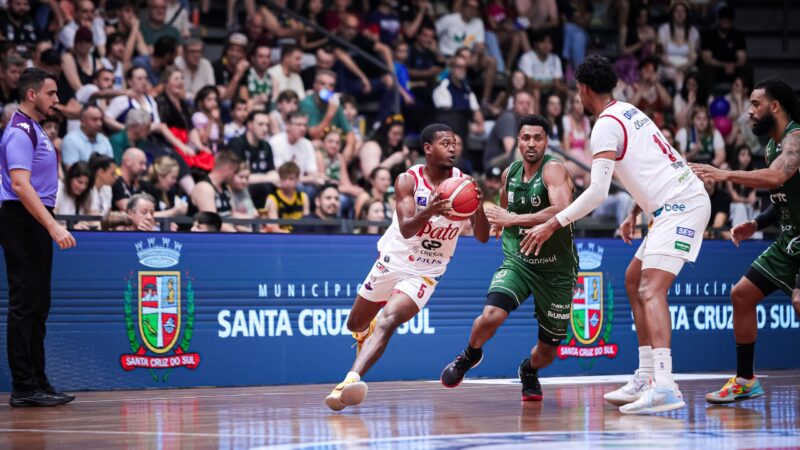 São José anuncia contratação do armador Tradavis Thompson