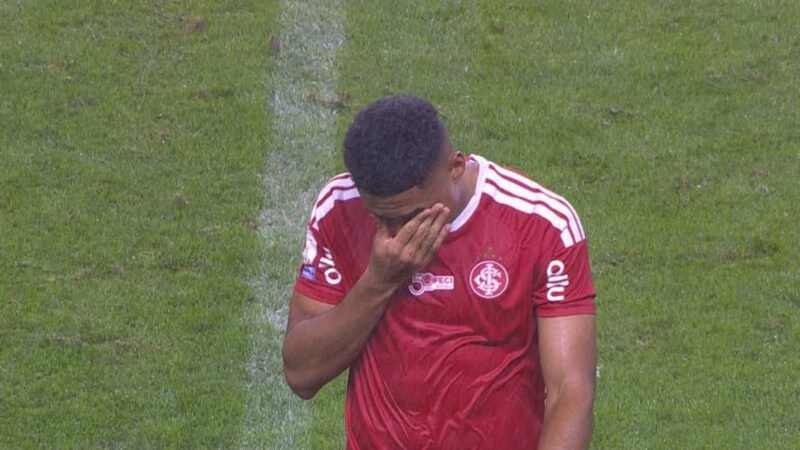 Zagueiro do Inter pede desculpas por entrada que provocou fratura em Gabriel Pec, do Cruzeiro