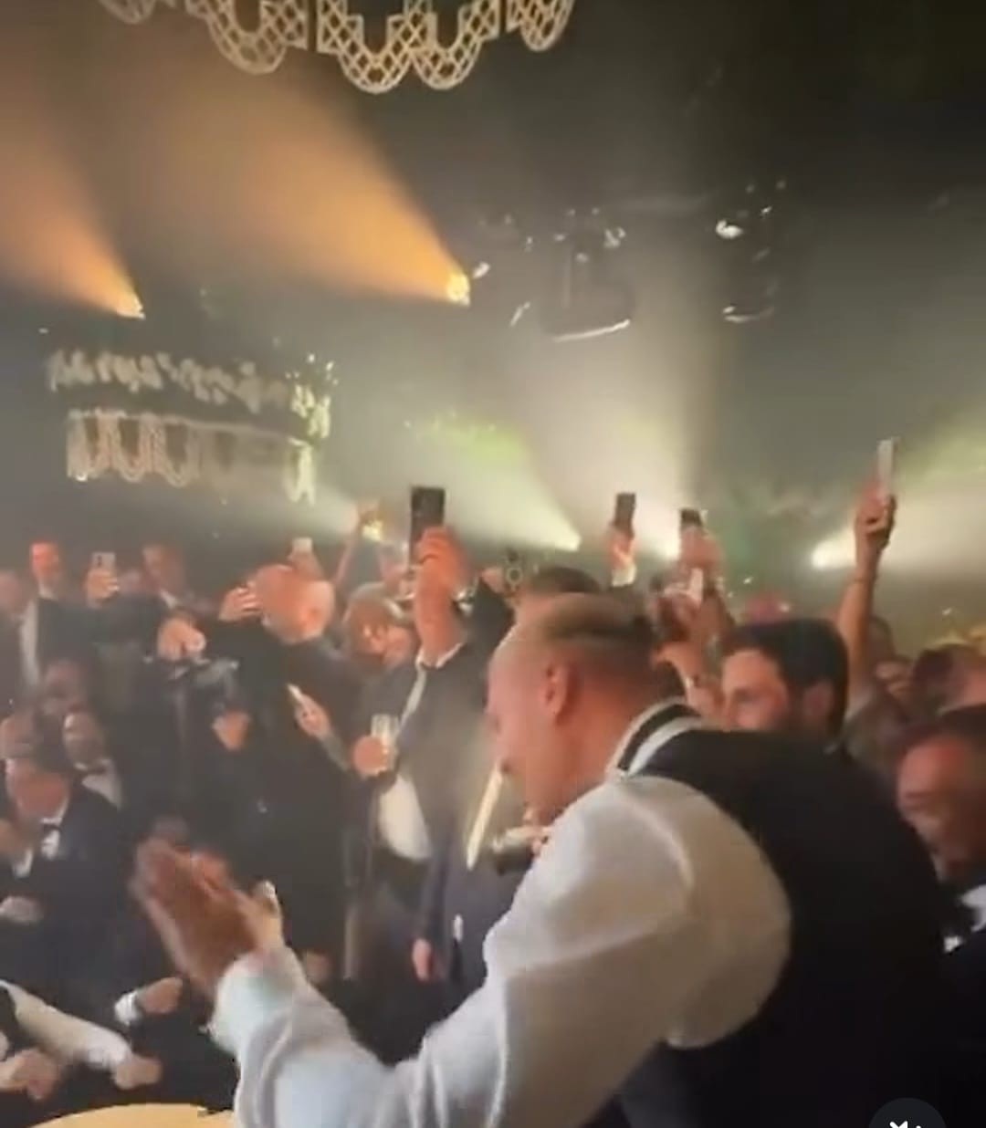 Haaland comanda remada viking em festa de casamento do goleiro Donnarumma; veja o vídeo