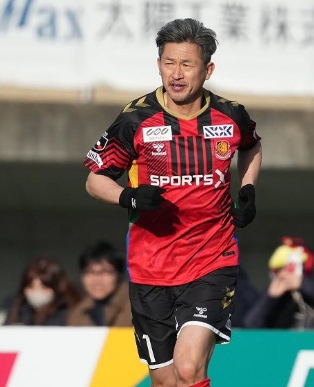 Jogador mais velho do mundo, japonês Kazuyoshi Miura faz gol aos 59 anos