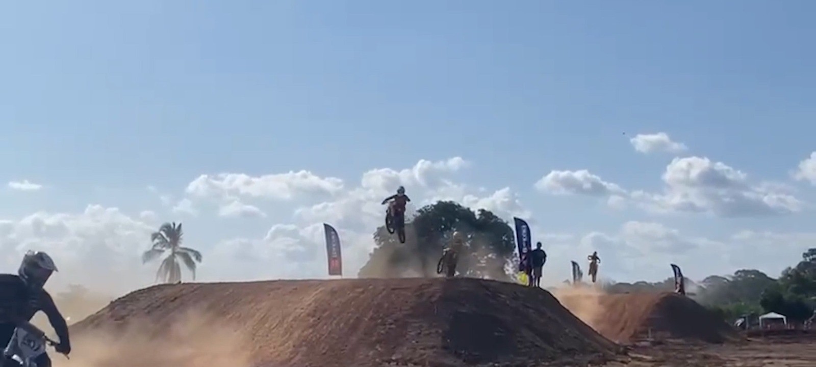 Campeonato de motocross reúne mais de 70 pilotos e atrai multidão a Portel