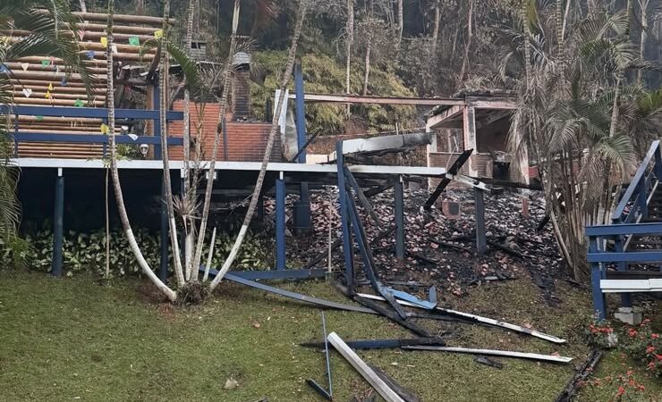 Ex-Corinthians tem casa destruída por incêndio: “Graças a Deus ninguém se machucou”