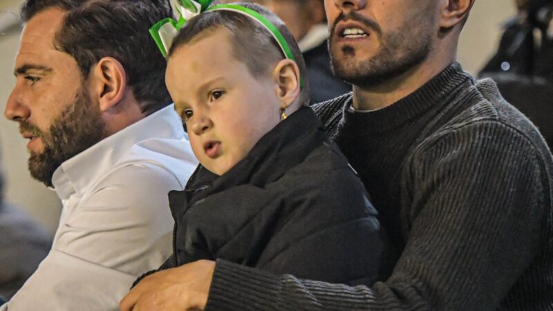 Torcedora de 5 anos do Juventude entra em campo com jogadores e assiste ao jogo com Alan Ruschel