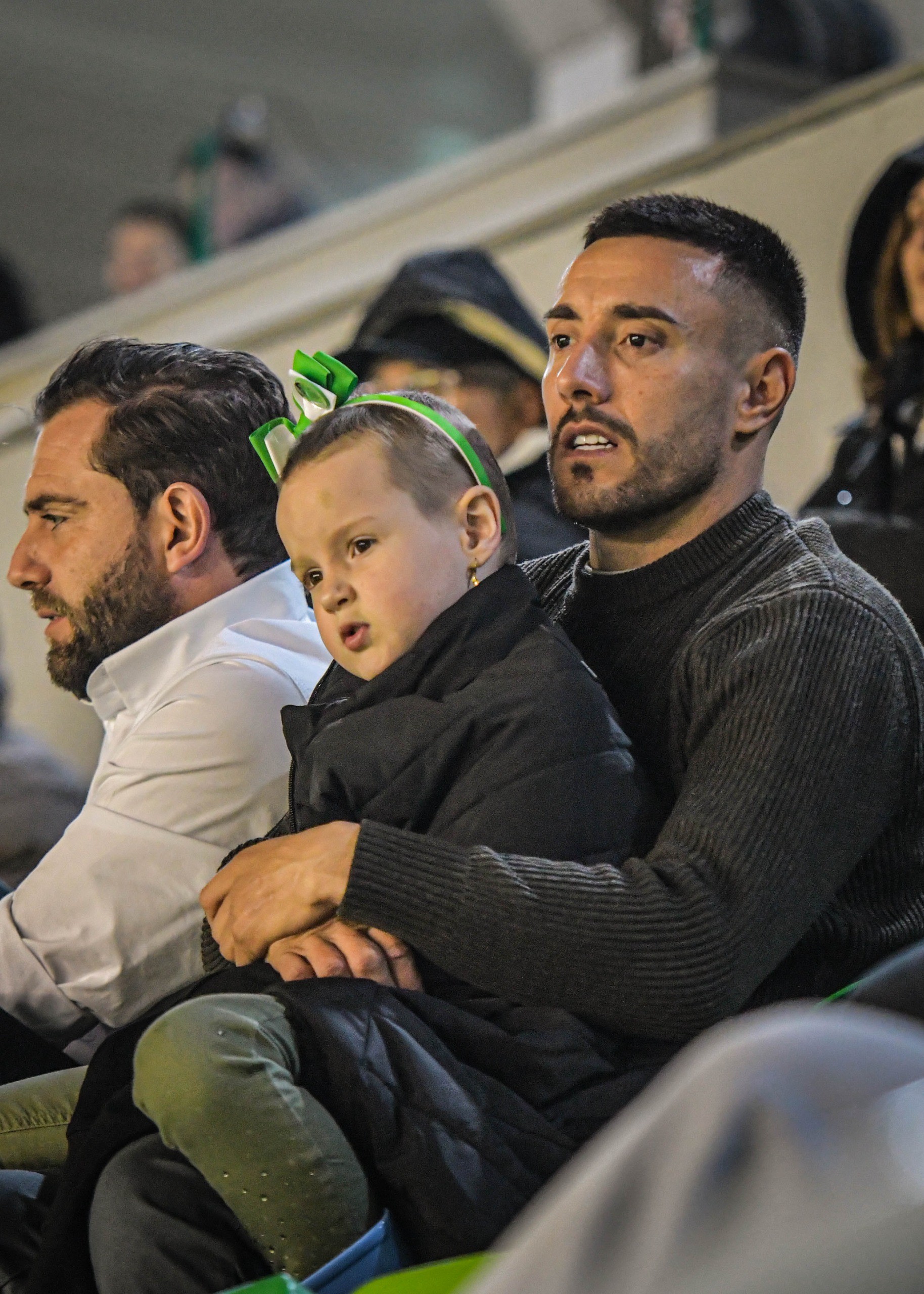 Torcedora de 5 anos do Juventude entra em campo com jogadores e assiste ao jogo com Alan Ruschel