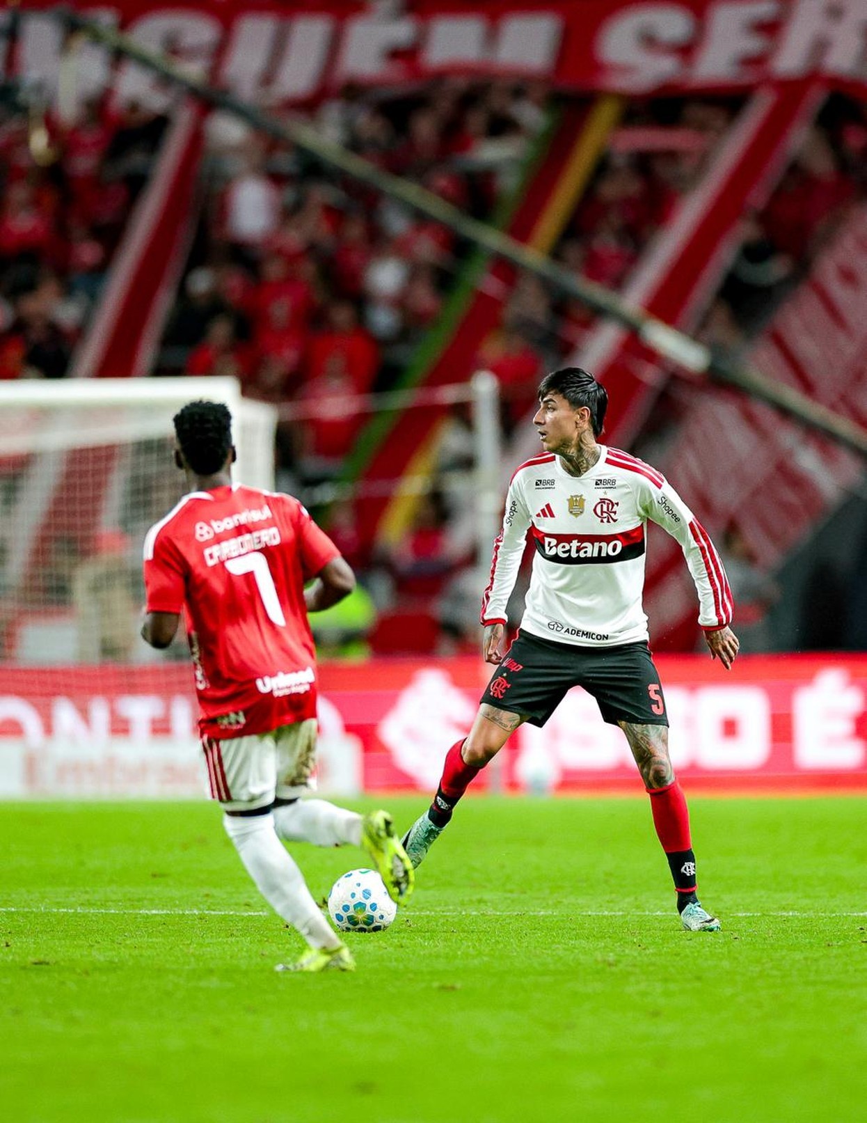 Flamengo tenta segurar Pulgar na janela e oferece renovação, mas impasse continua