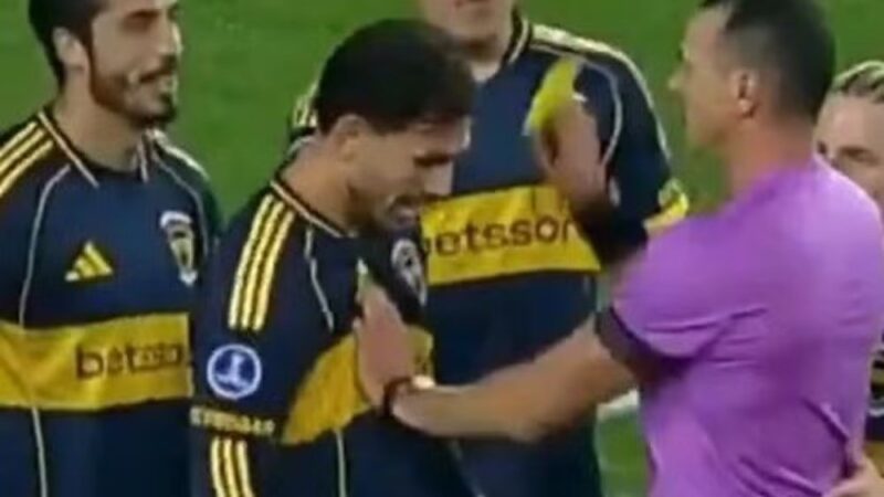 Árbitro Wilmar Roldán empurra argentino Paredes durante discussão em jogo do Boca Juniors
