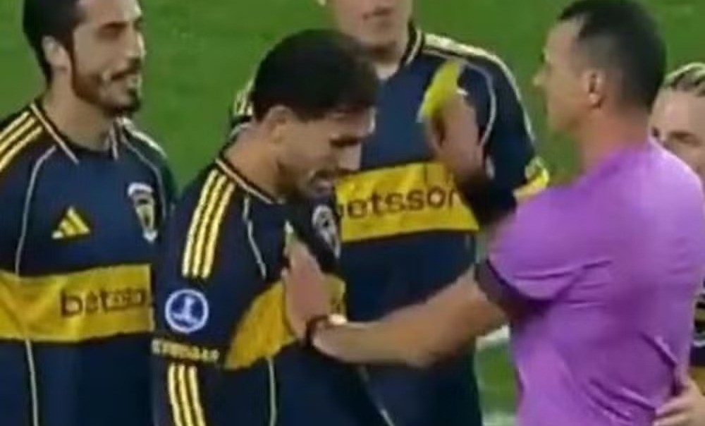Árbitro Wilmar Roldán empurra argentino Paredes durante discussão em jogo do Boca Juniors