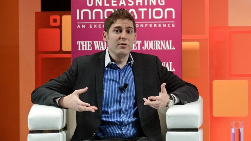 Bilionário brasileiro Eduardo Saverin se junta a Jeff Bezos em consórcio que negocia compra de 30% do Liverpool, diz site