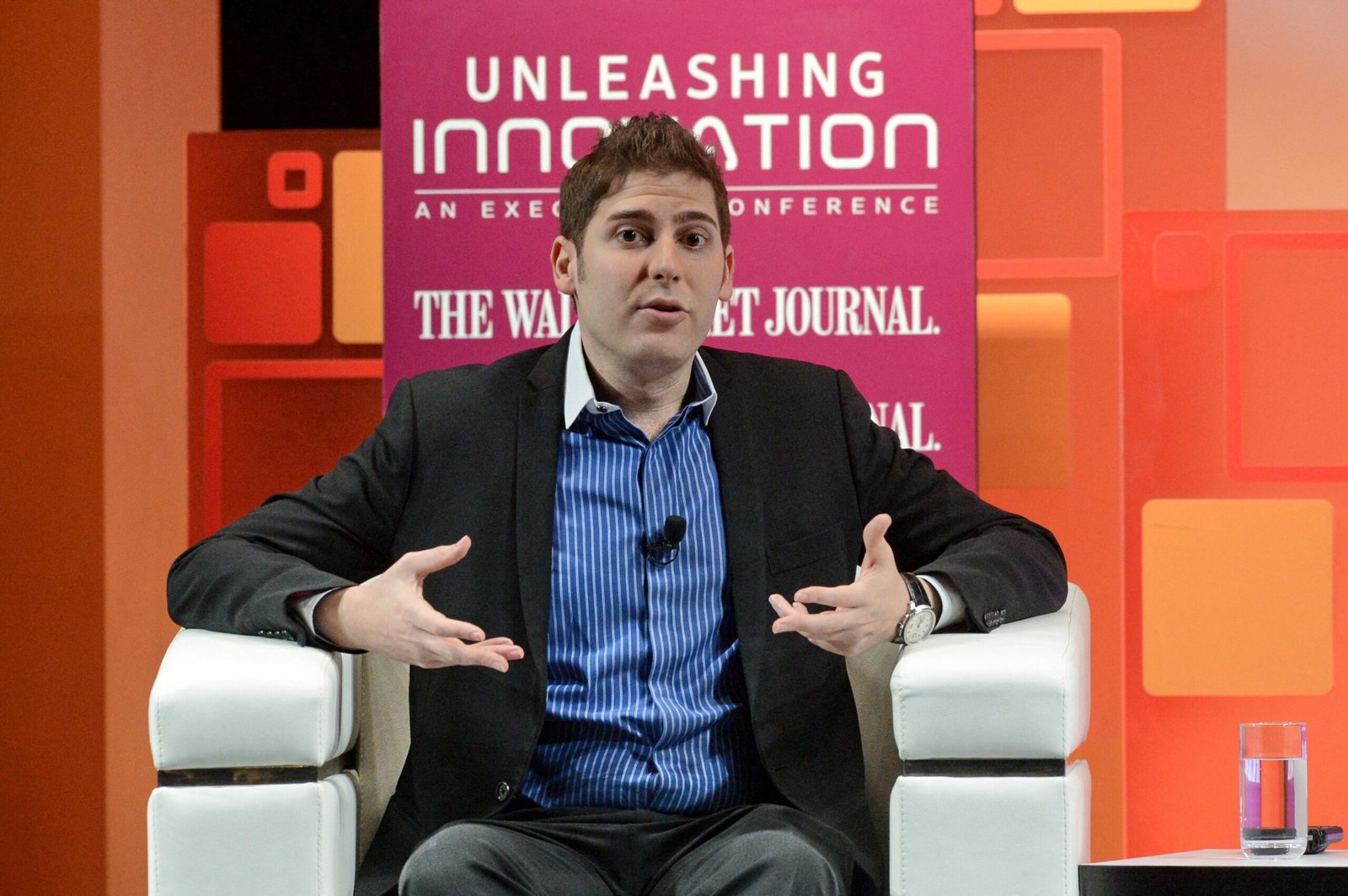 Bilionário brasileiro Eduardo Saverin se junta a Jeff Bezos em consórcio que negocia compra de 30% do Liverpool, diz site