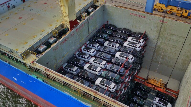 Importação de carros chineses dobra no Brasil enquanto exportações recuam 20,8%