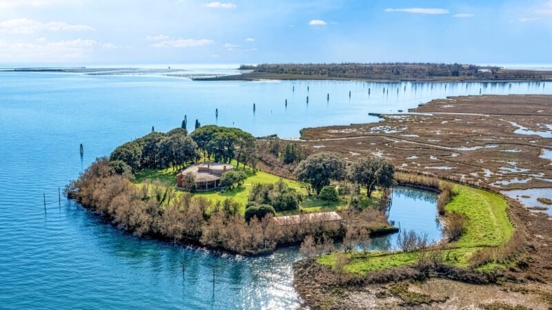 Ilha particular com forte napoleônico é colocada à venda na Itália por R$ 33 milhões; FOTOS