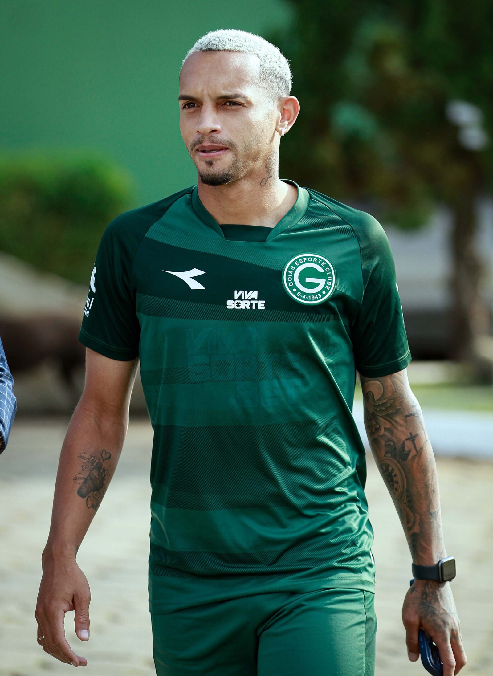 Felipe Clemente é regularizado e já pode estrear pelo Goiás