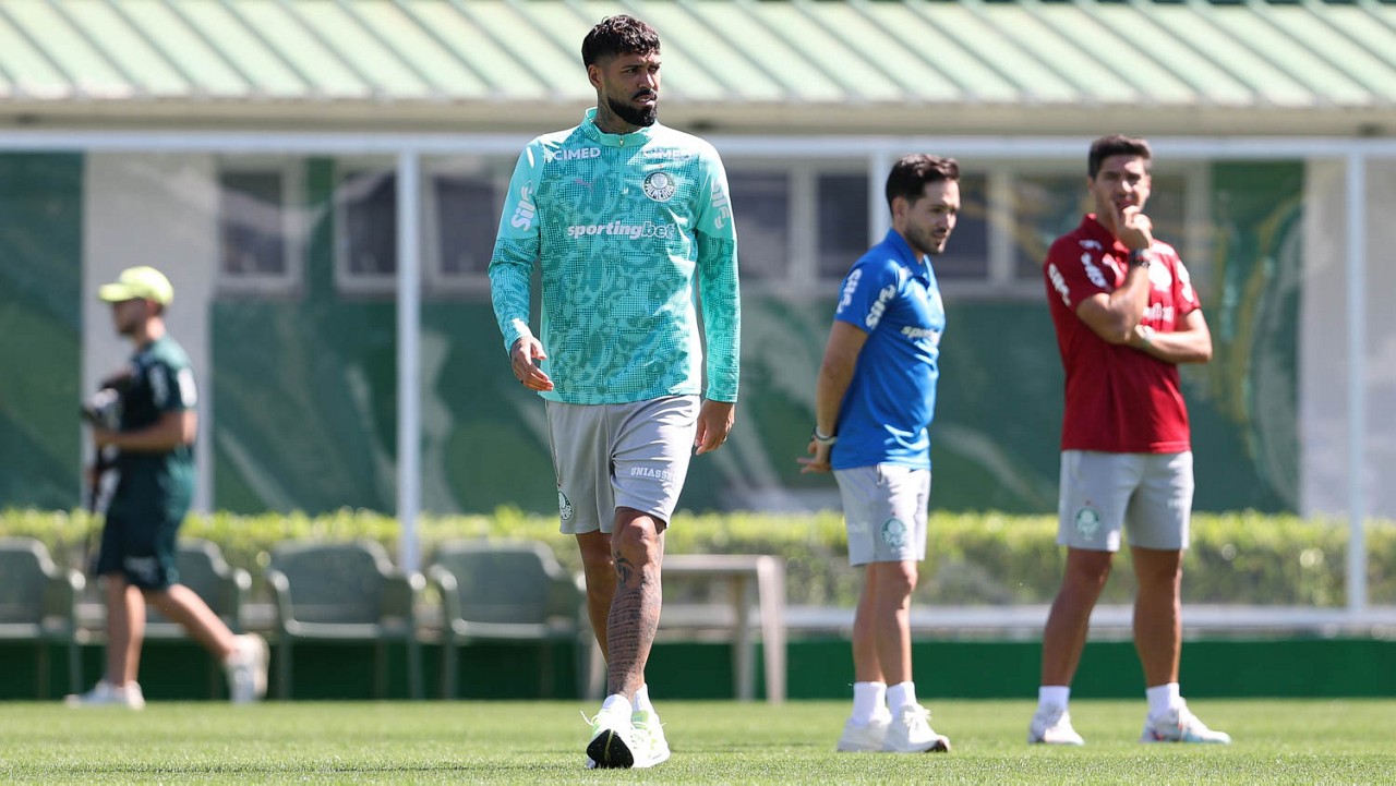 Esquema novo e improvisos: como Abel tem montado o Palmeiras com desfalques na defesa
