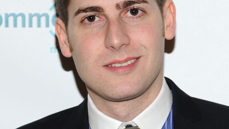 Quem é Eduardo Saverin, bilionário brasileiro que comprou participação no Liverpool