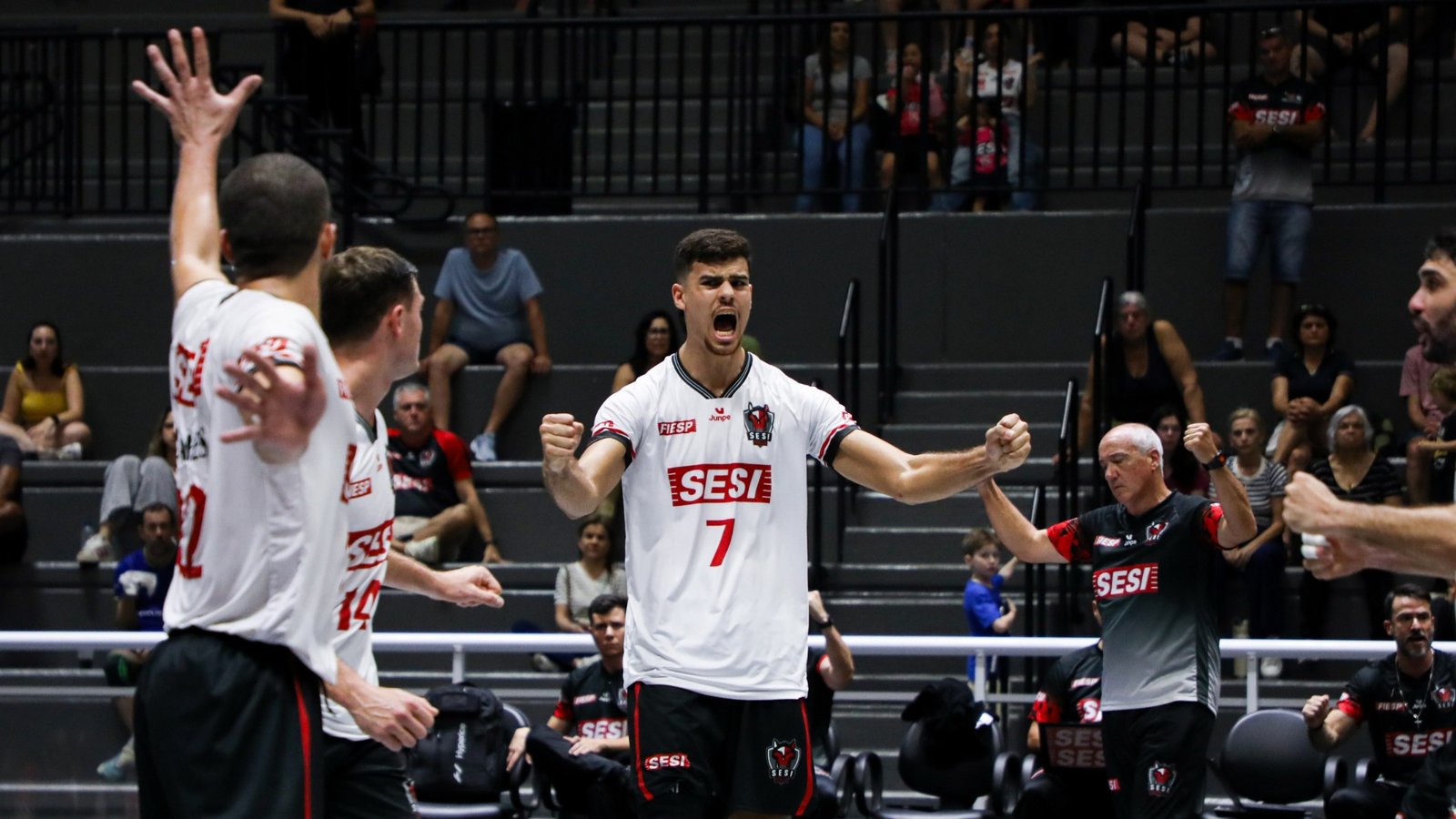 Sesi-Bauru aproveita cartões vermelhos e vence o Itaquá no Paulista de vôlei masculino
