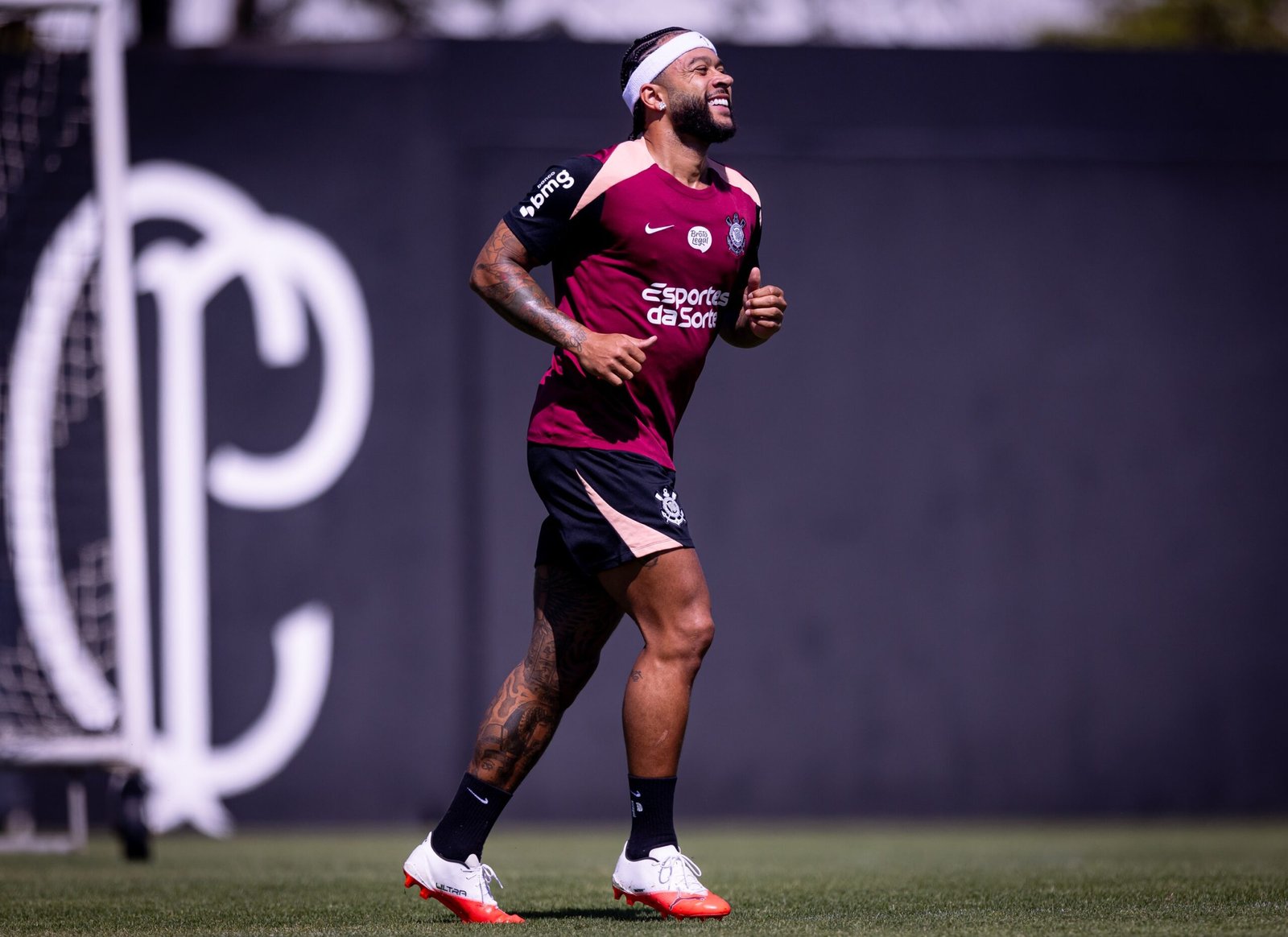 “Rasguem os recibos”: Corinthians rebate provocação do Palmeiras depois de renovar com Memphis