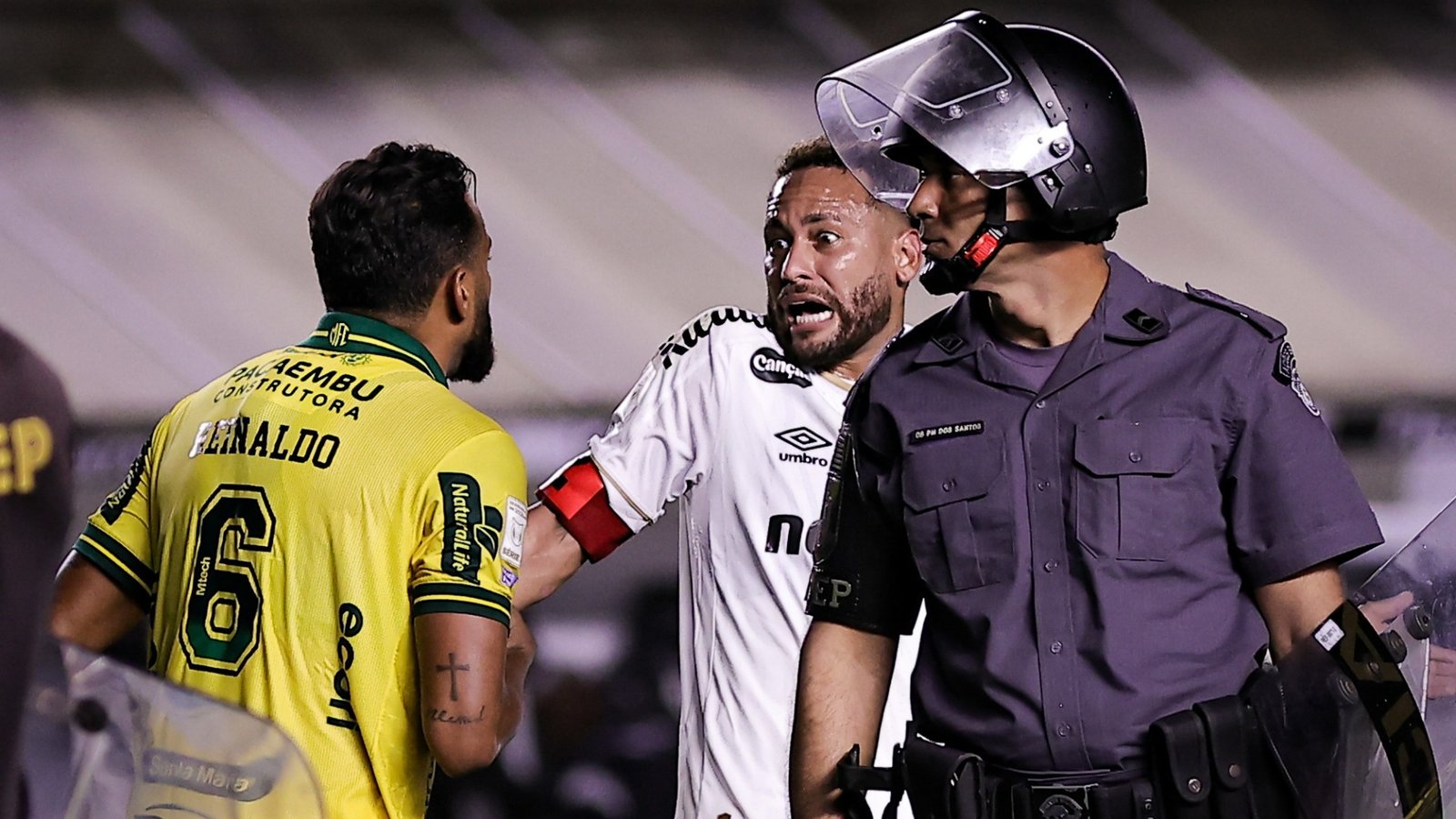 Reinaldo cobra providências e diz que cusparada de torcedor do Santos é “nojenta”
