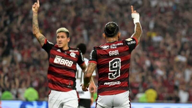 Artilheiro e garçom, Pedro alcança outra marca de Gabigol no Flamengo; veja