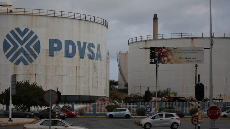 Gestão Trump negocia com governo interino da Venezuela para assumir parte das reservas de petróleo do país, diz site