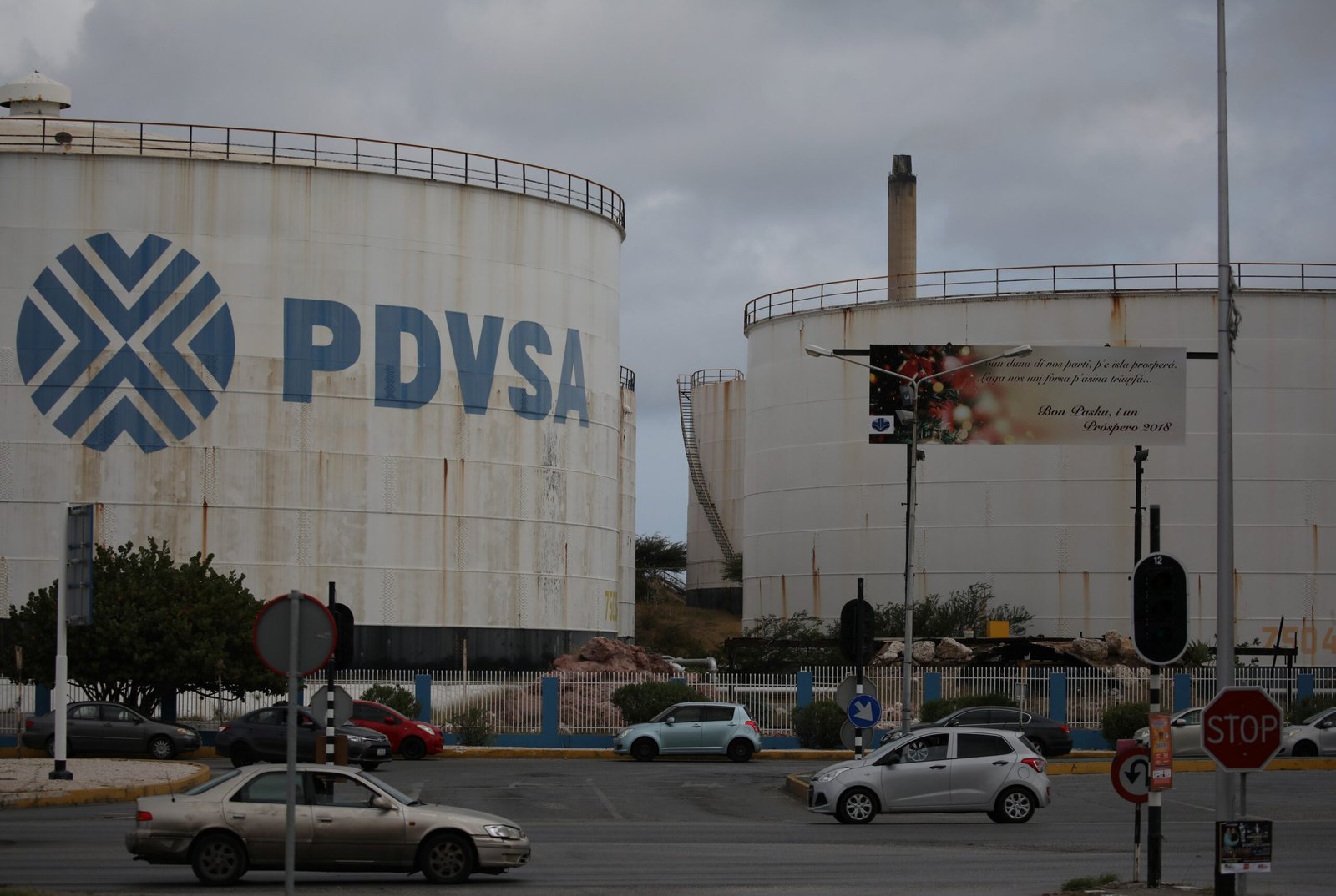 Gestão Trump negocia com governo interino da Venezuela para assumir parte das reservas de petróleo do país, diz site