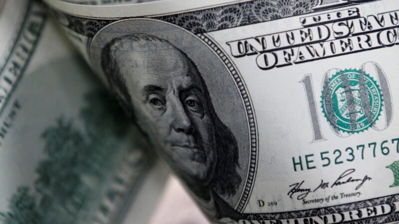 Dólar abre em queda, à espera de decisões de juros e de olho no petróleo
