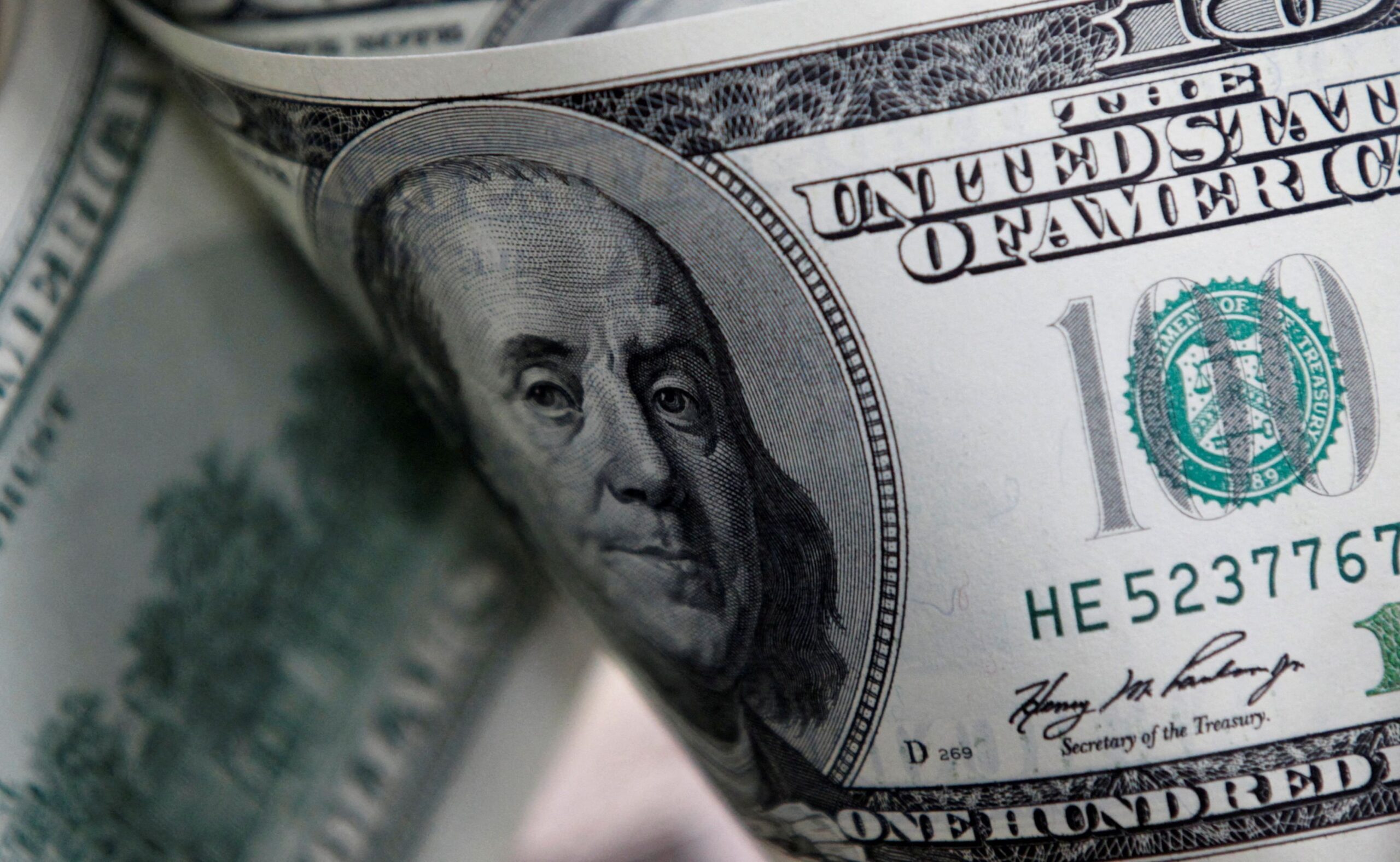 Dólar abre em queda, à espera de decisões de juros e de olho no petróleo
