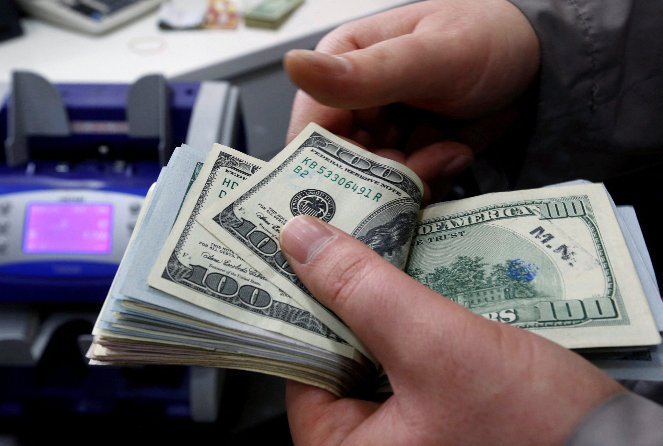 Dólar abre em queda, com dados de emprego dos EUA no foco