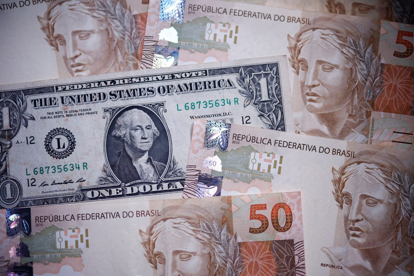 Dólar abre sessão desta terça-feira, de olho em petróleo e dados de atividade nos EUA