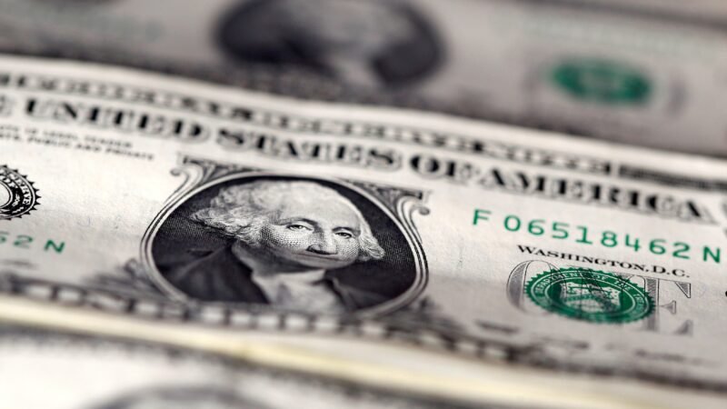 Dólar abre em queda, de olho em alta do petróleo e à espera da ata do Fed