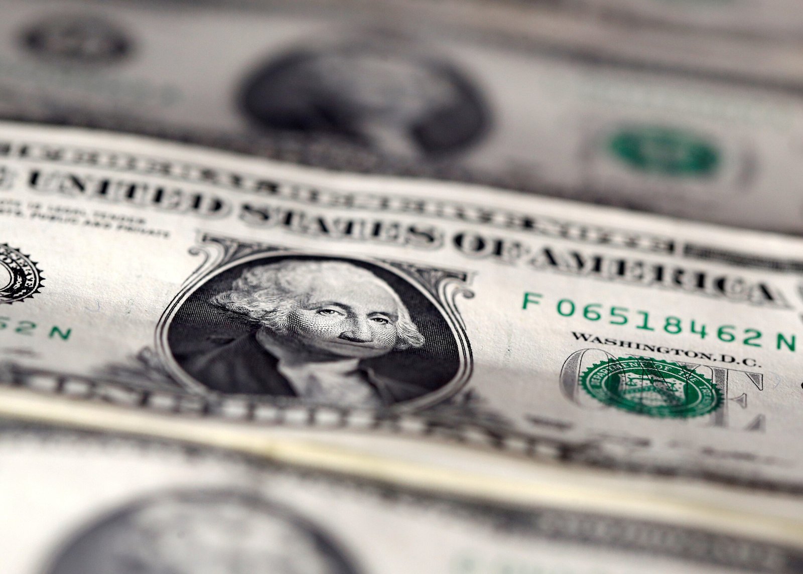 Dólar abre em queda, de olho em alta do petróleo e à espera da ata do Fed