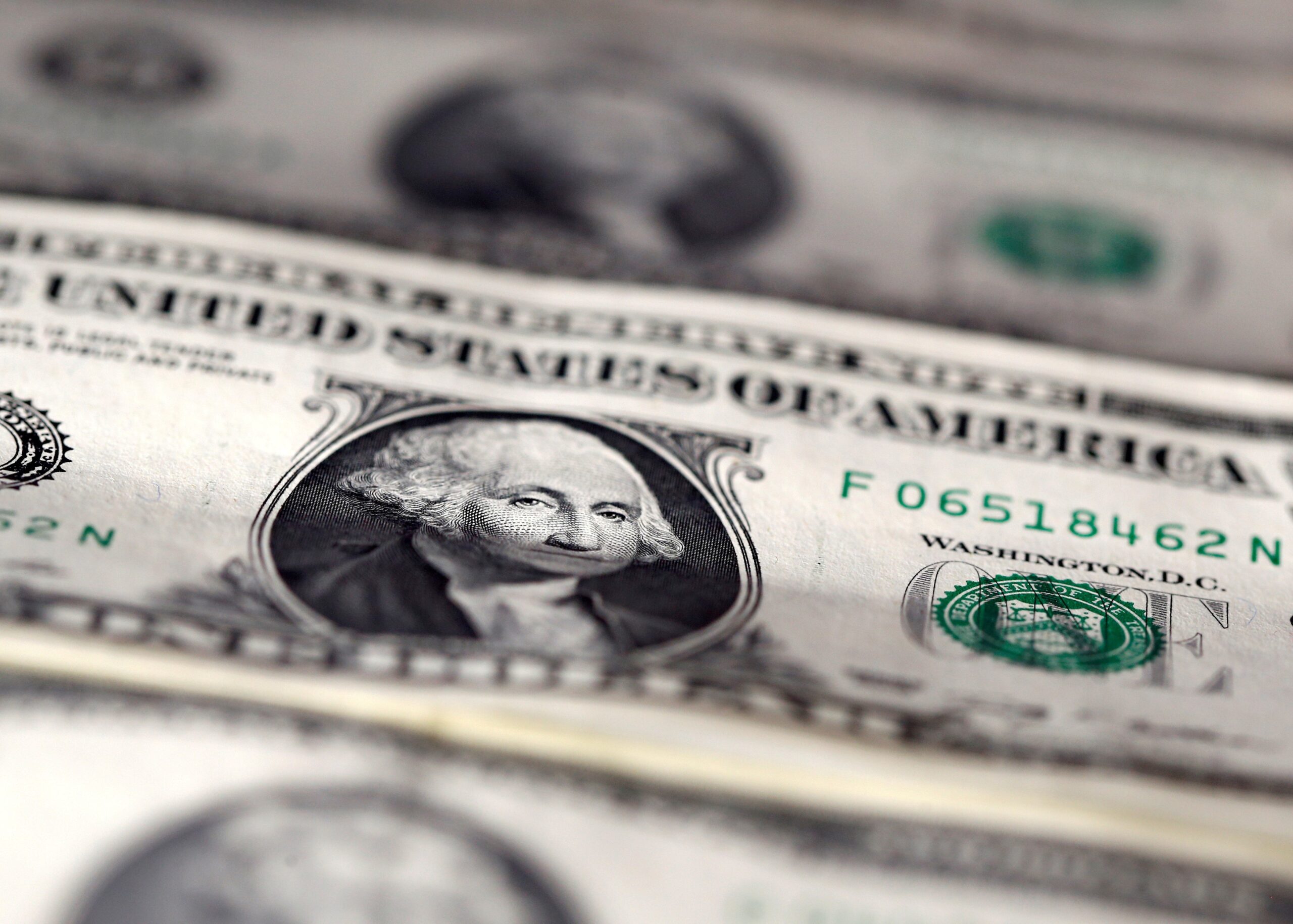 Dólar abre em queda, de olho em novos dados de emprego dos EUA