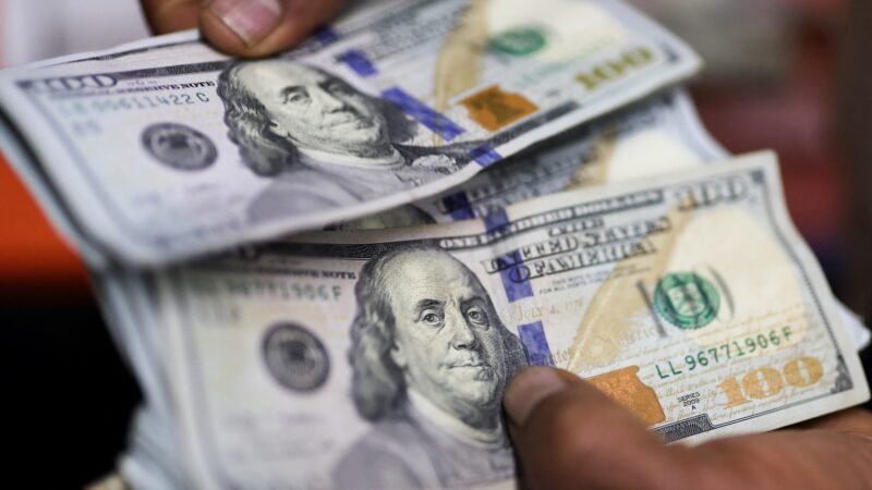 Dólar abre em queda nesta sexta-feira, de olho em dados do varejo nos EUA e reciprocidade no Brasil