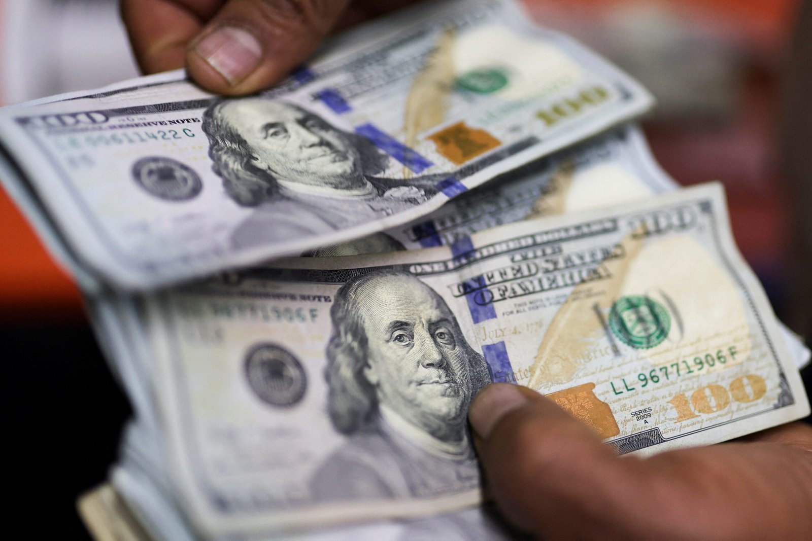 Dólar abre em queda nesta sexta-feira, de olho em dados do varejo nos EUA e reciprocidade no Brasil