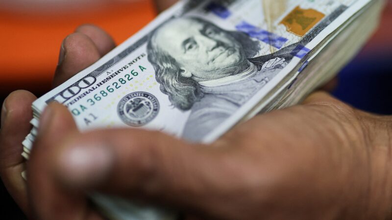 Dólar abre em queda, à espera da nova decisão de juros do BC e de olho no Oriente Médio