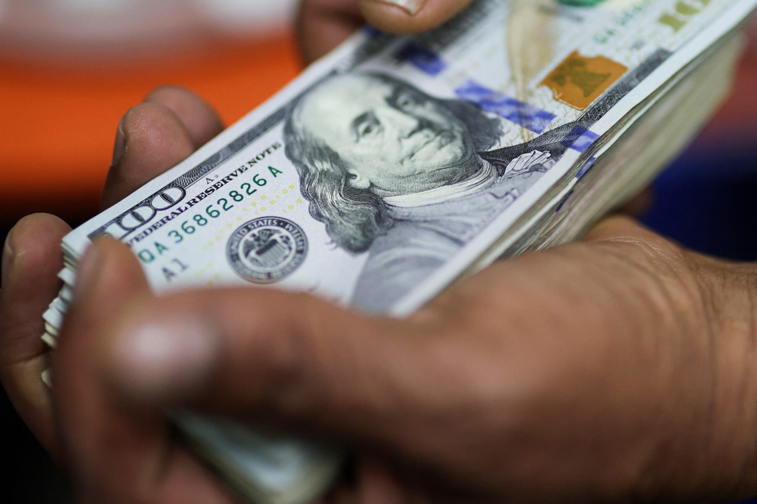 Dólar abre em queda, à espera da nova decisão de juros do BC e de olho no Oriente Médio