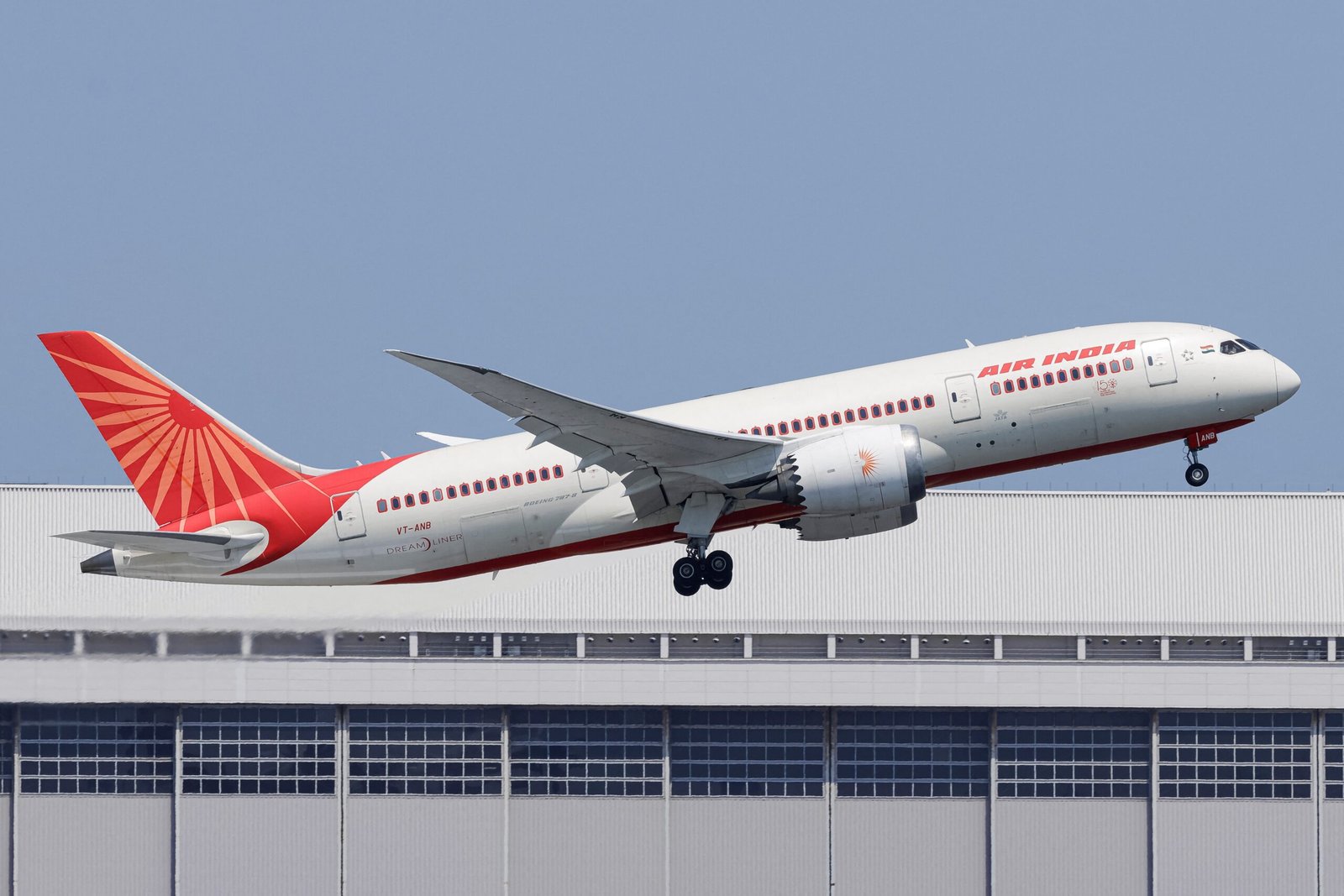 Piloto da Air India testou positivo para maconha após incidente que deixou 24 feridos, diz agência