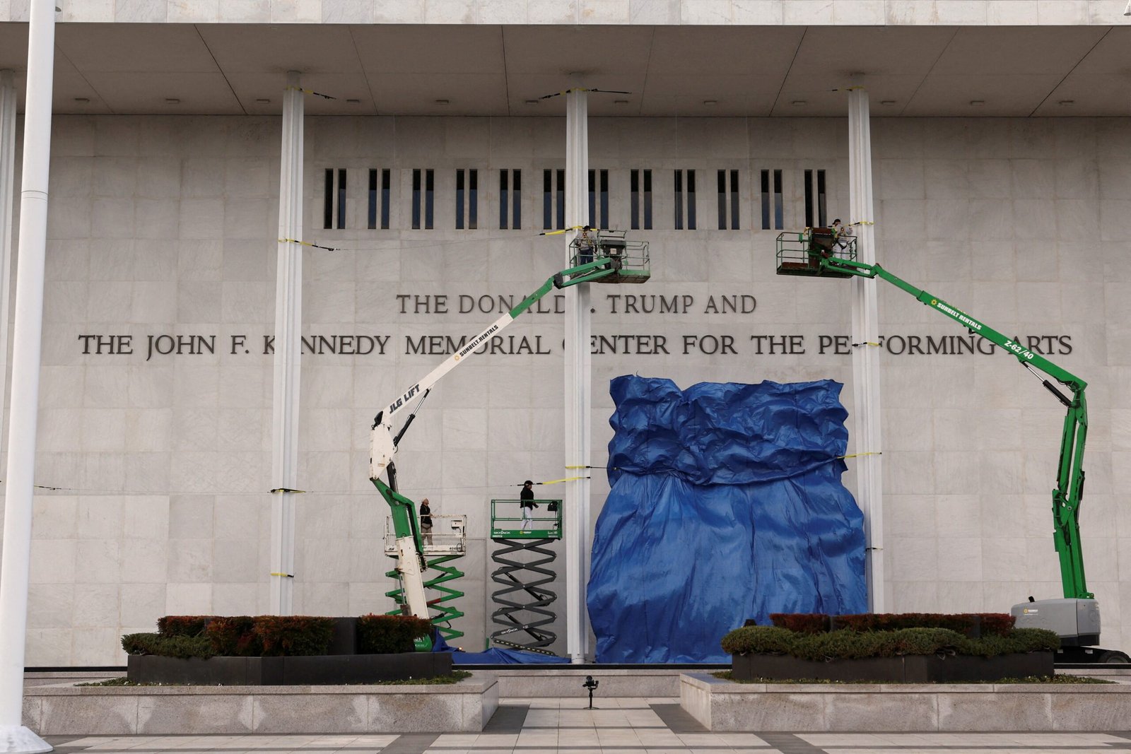 Kennedy Center aprova volta do nome de Trump à fachada apesar de decisão judicial