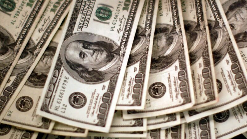 Dólar abre em queda, após pesquisa eleitoral e de olho no varejo brasileiro
