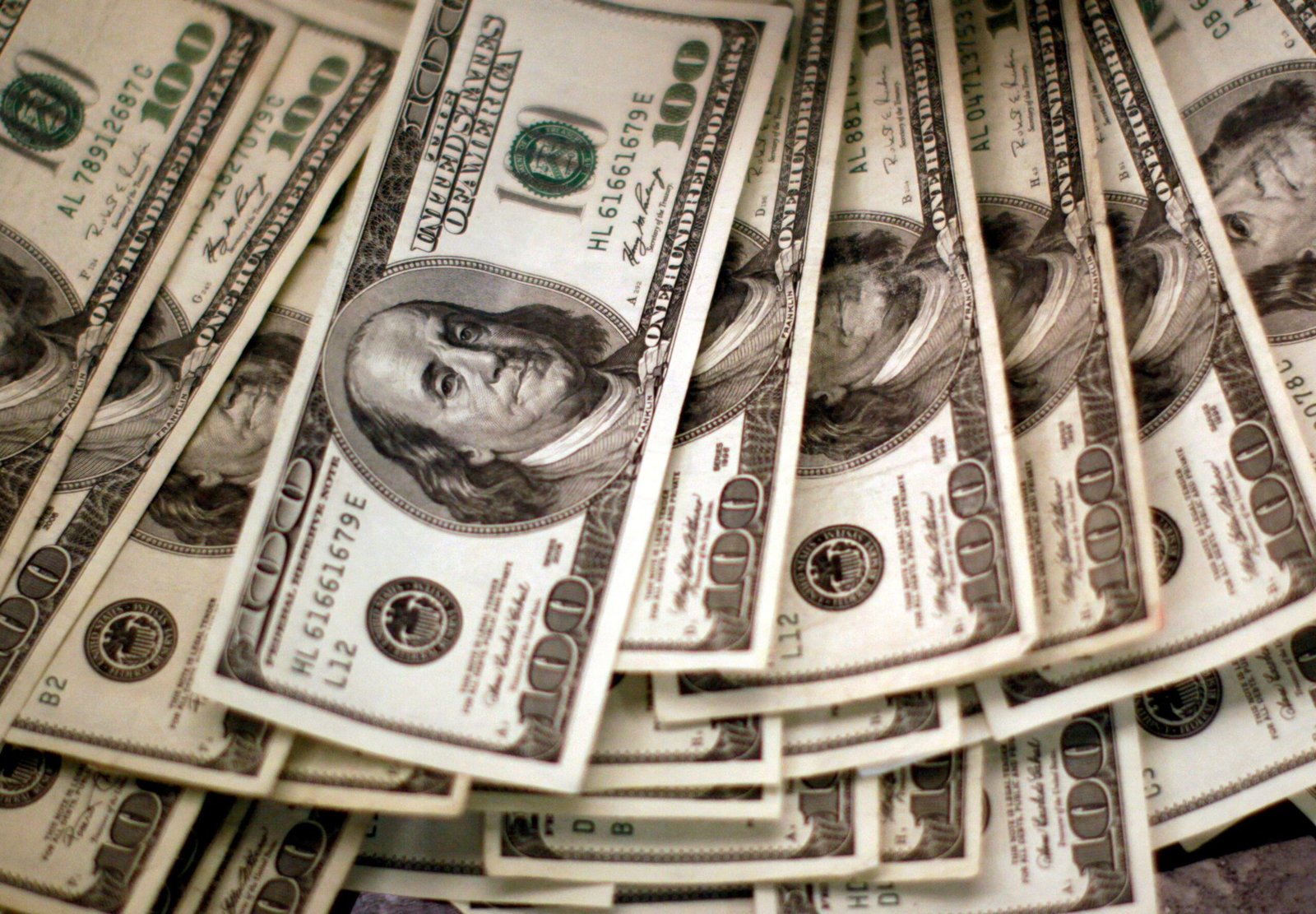 Dólar abre em queda, após pesquisa eleitoral e de olho no varejo brasileiro