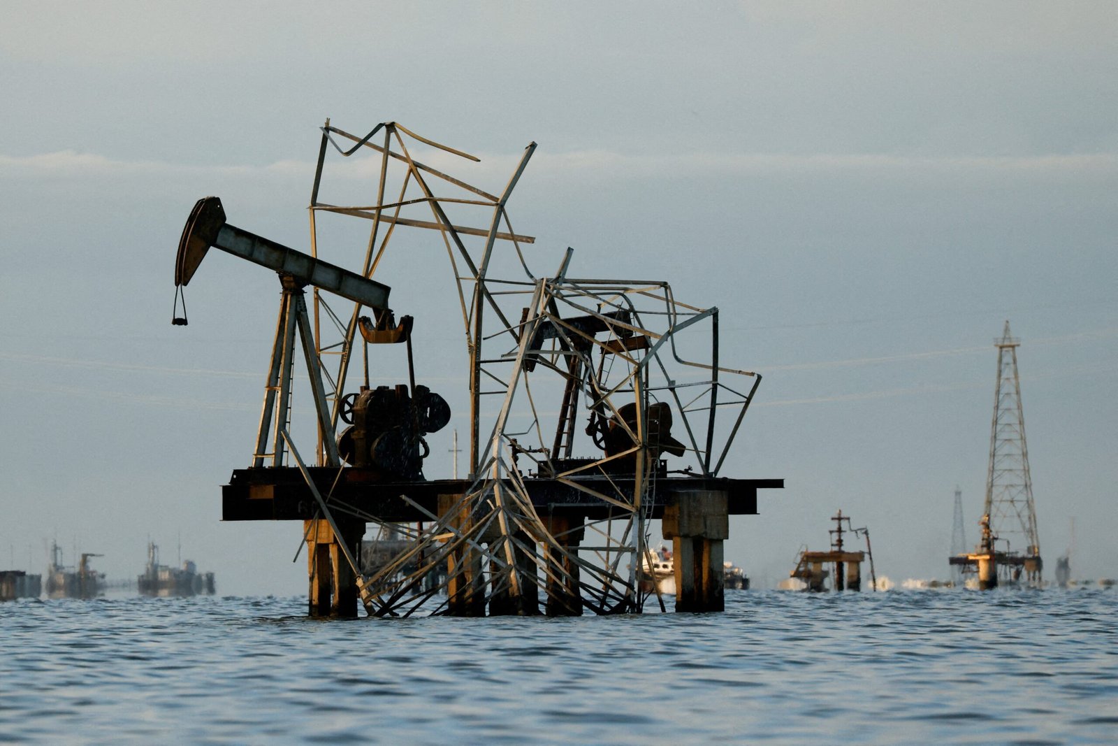 Suspeita e dúvidas diante do acordo petrolífero “histórico” entre Venezuela e EUA
