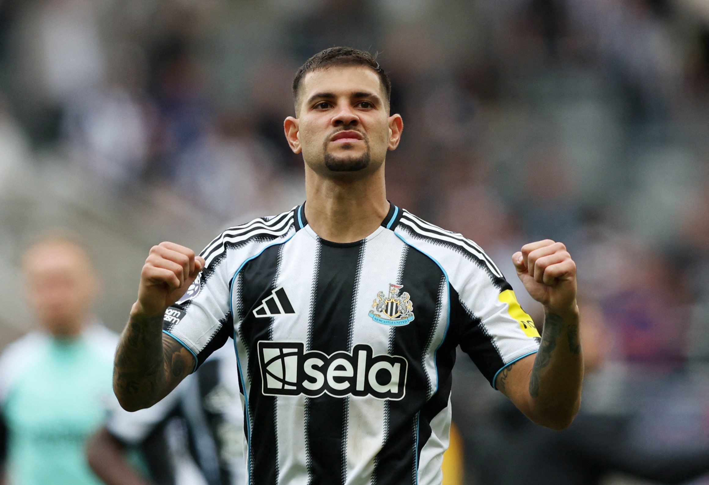 Bruno Guimarães se reapresenta ao Newcastle em meio a negociação com o Arsenal