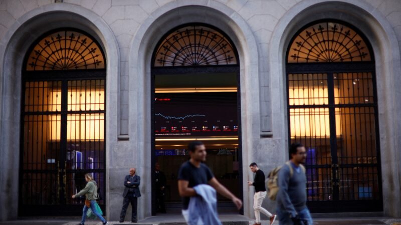 Estrangeiros retiram R$ 15,6 bilhões da Bolsa em agosto, maior saída desde 2022