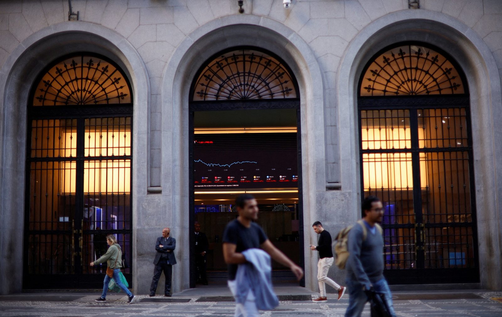Estrangeiros retiram R$ 15,6 bilhões da Bolsa em agosto, maior saída desde 2022
