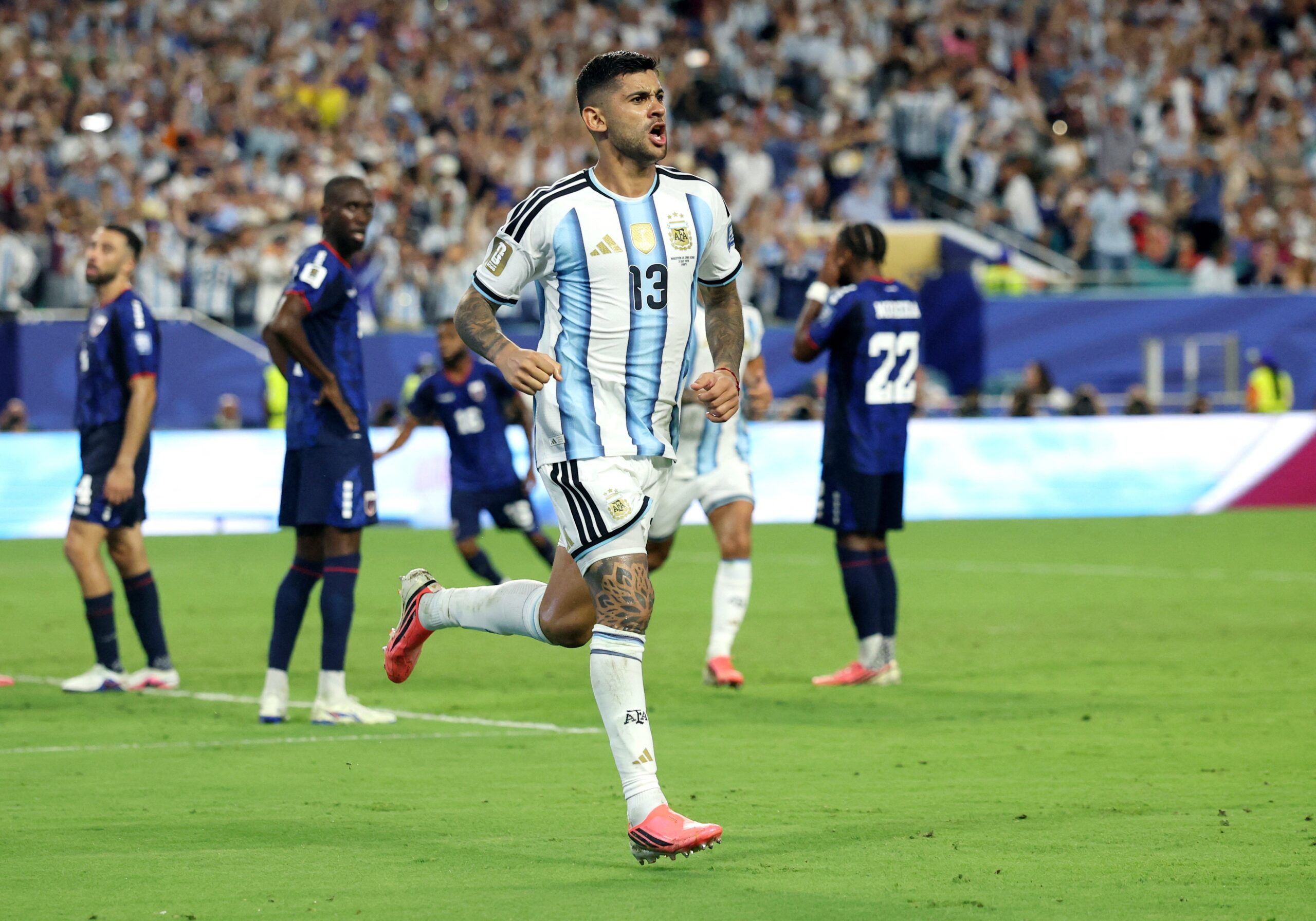 Arsenal, Atlético de Madrid e Inter de Milão disputam zagueiro titular da Argentina na Copa do Mundo