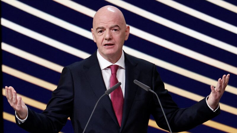 Salário de Infantino cresceria seis vezes se plano de vender ações da Fifa fosse aprovado, diz jornal